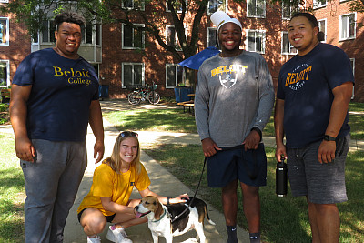 Students hanging out during new student days.