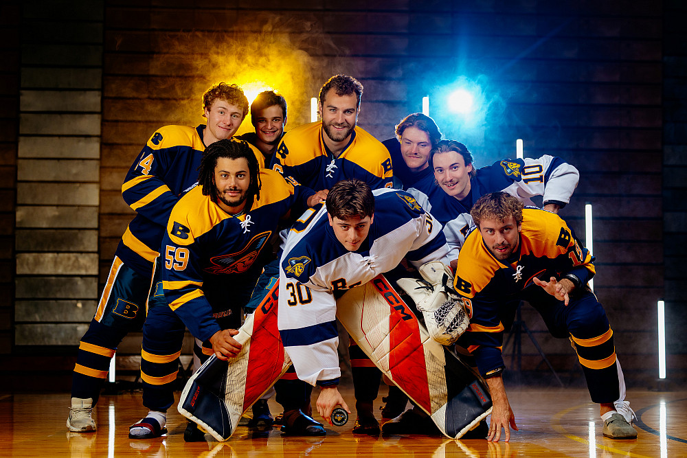 Men's hockey show team spirit posing together.