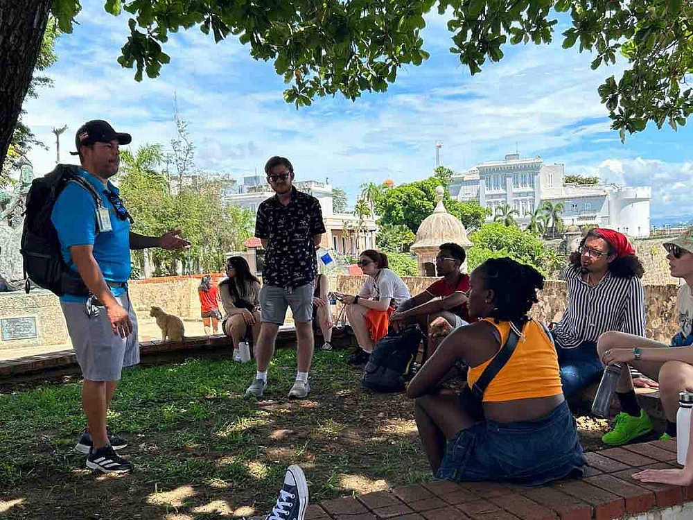 Jorge Echevarria teaching seminar participants in the shade of a tree in Old San Juan.