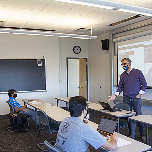 Matt Laszlo’92 draws on his business experiences, including as an executive with a Fortune 500 company, to lead a new course called Navigating Your (Business) Career.