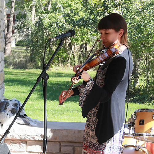 The members of Honey Cellar performing: Danny Connolly'17, Catherine Krol'17, Lucy Holden'16, & Joey Buttlar.
