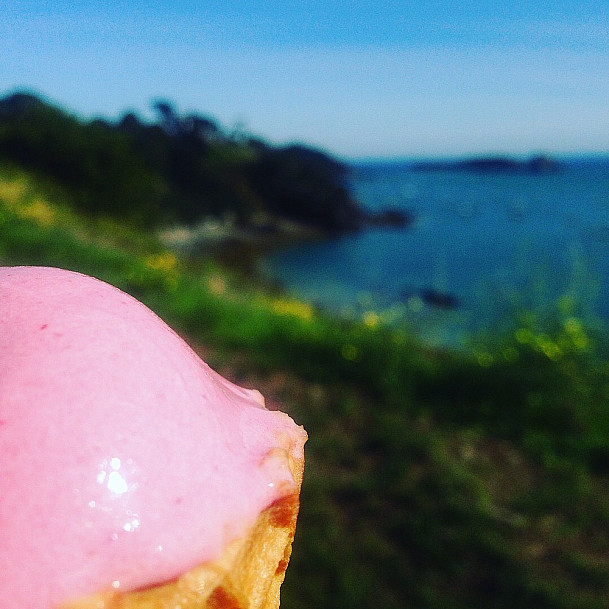 Enjoying some ice cream during a hike along the coast by Cancale.