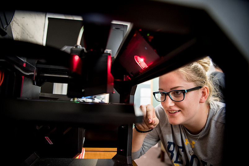 Student learns how to work with the 3D printer in CELEB.