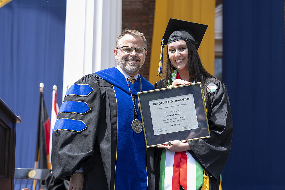 Farah Tolu-Honary'24 receiving the Martha Peterson Prize.