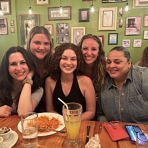 Kitana Gulotta ’25 (second from right) and Dahlia Shearer ’25 (right) studied in Costa Rica with CEA.