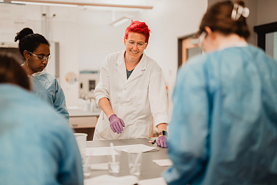 Professor Rachel Bergstrom leads a cell biology lab session.