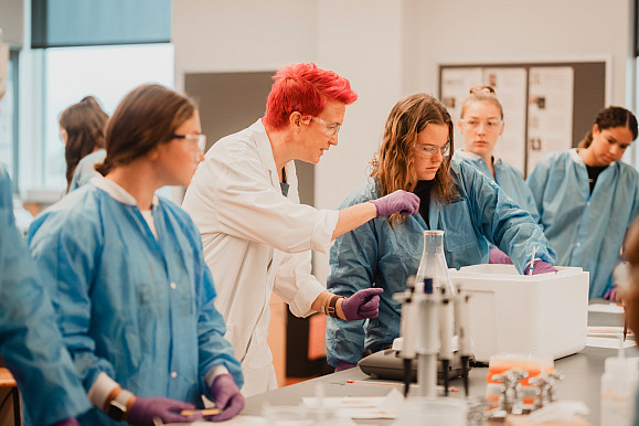 Professor Rachel Bergstrom leads a cell biology lab session.