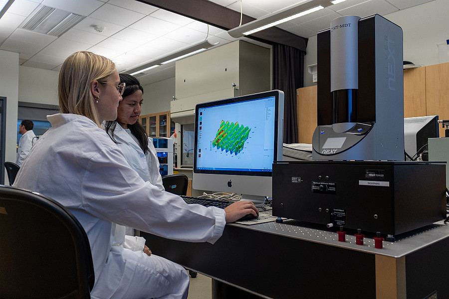 Instrumentation - Scanning probe microscopy (SPM) Students using a Scanning probe microscopy instrument.