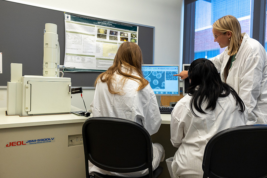 Students using a Scanning electron microscopy instrument.