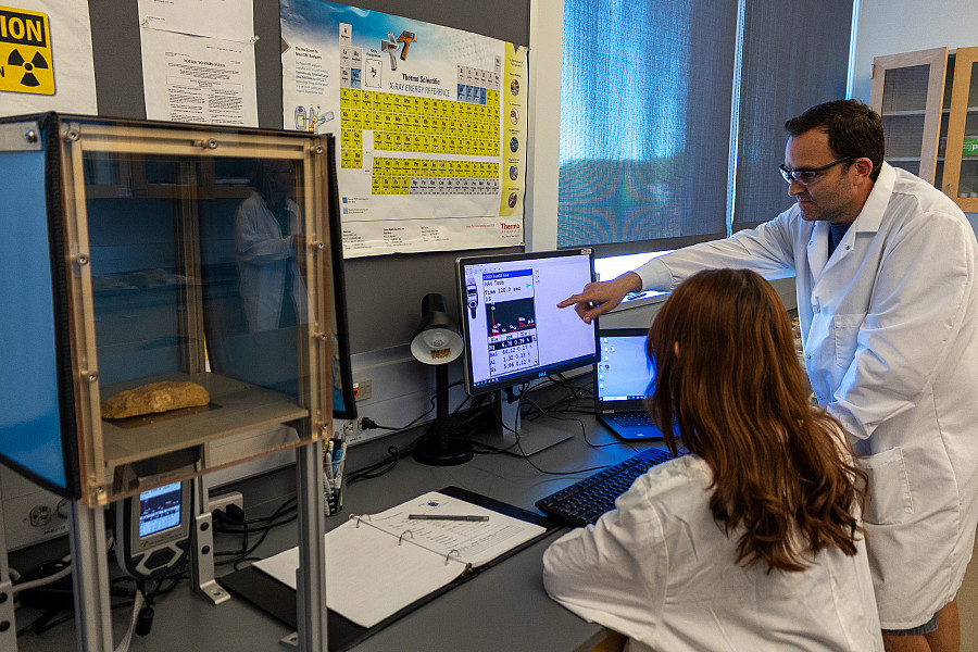 Students using an X-ray fluorescence (pXRF) analyzer.