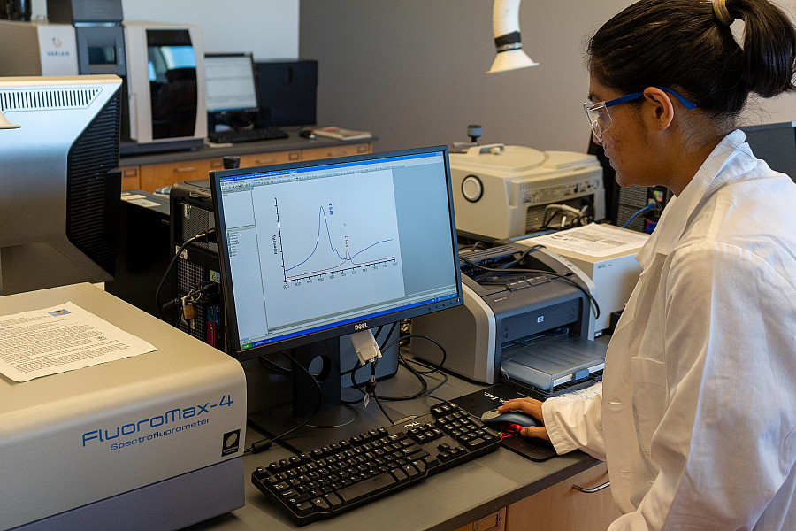 Students using a spectrofluorometer.