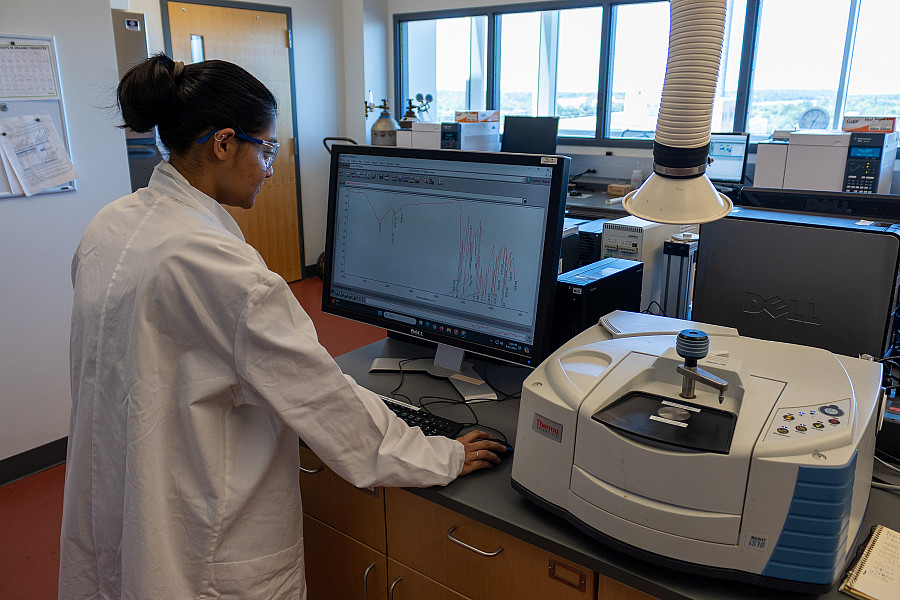 Students using a Fourier Transform Infrared (FT-IR) spectrometer.