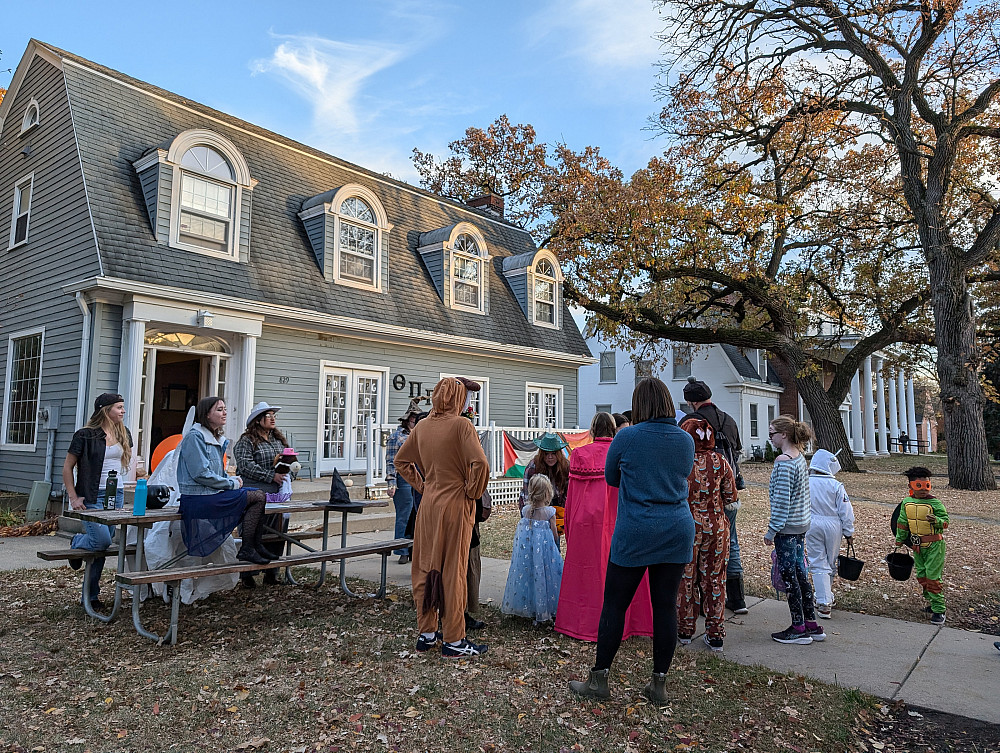 halloween at theta Members of Theta Pi Gamma greeted trick-or-treaters.