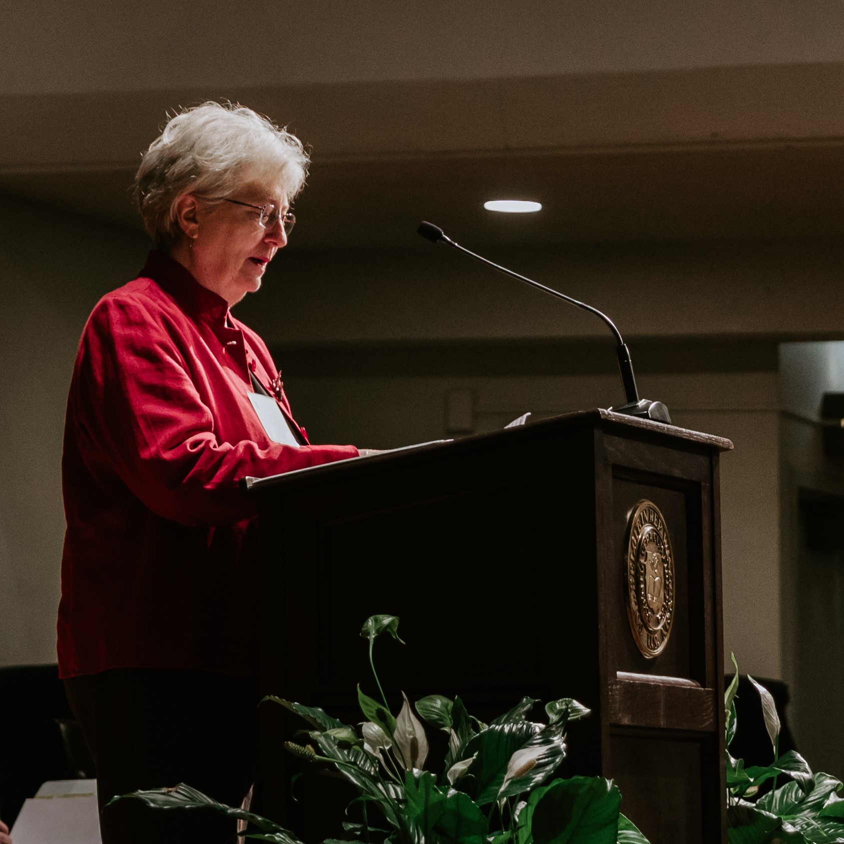 Carol O'Neill accepts a DSC on behalf of her late daughter, Amy O'Neill Grant'97.