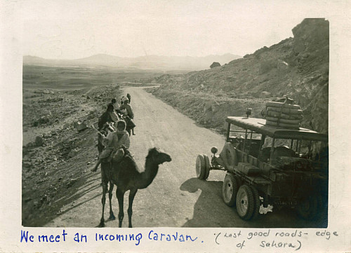 We meet an incoming caravan, photograph from the 1925 Franco-American expedition in Algeria.