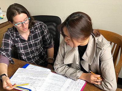 Lydia Wilson tutoring a student.