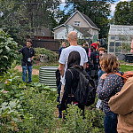 Kaelyb gave a garden tour to EDYS 276/290 students in early September