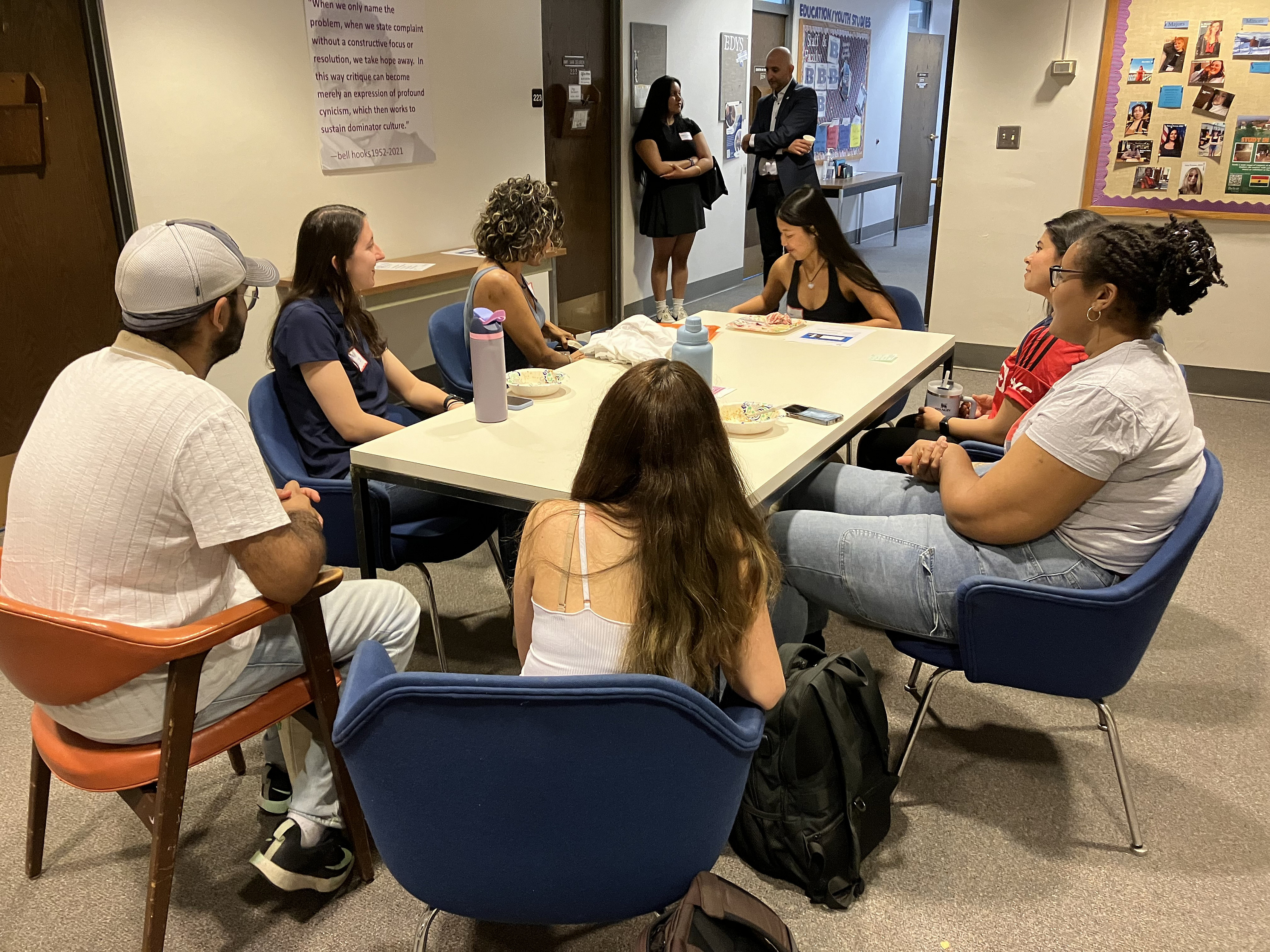 Alumni Lirio Hittle'86 (far end of the table) and Samir Goswami'98 (standing) talk with students