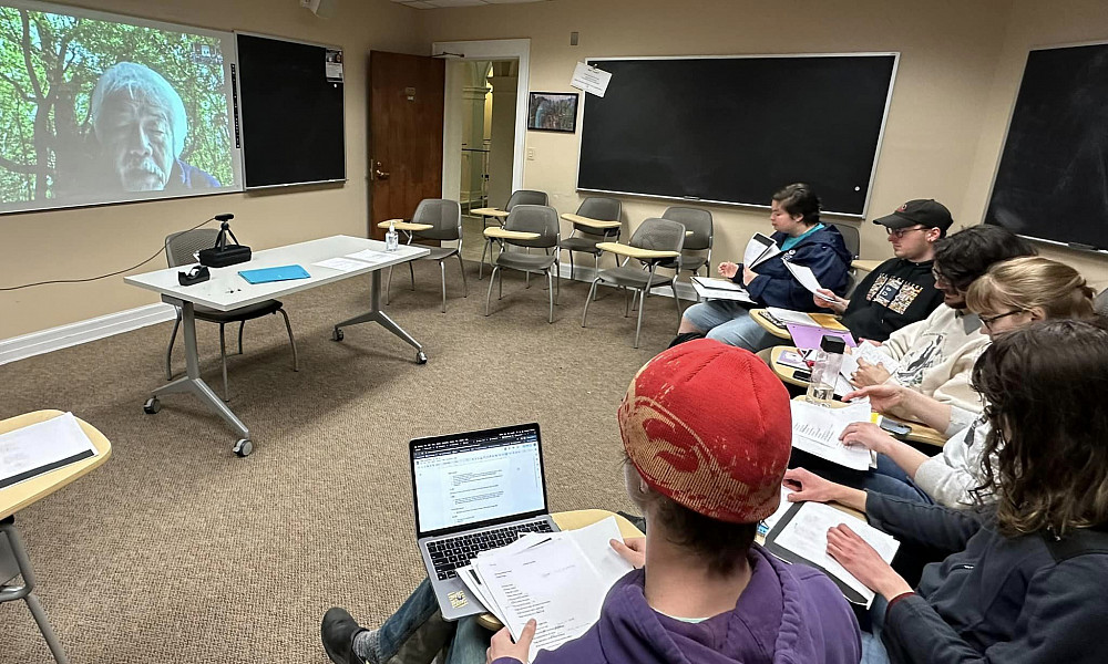 Author Keijiro Suga meets with contemporary Japanese literature students remotely to discuss his poetry.