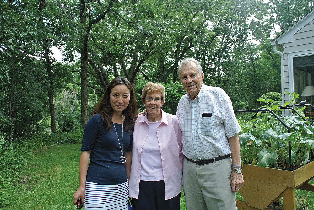 Judy Xiaoyi Wu von Emloh'90, originally from China, with host parents Lorraine and Bill Pruett.