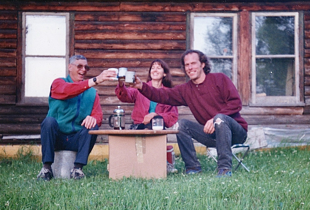 Richard Fineberg '64, Robin Dale Ford, and Pat Fitzgerald have coffee.