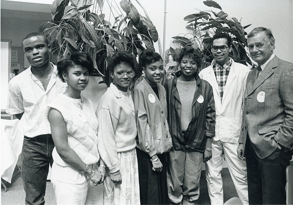 Moore Scholars in 1986: Whylly'89, Ash'87, Brown'89, Bethel'87, Allen'87, Thompson'88, and Moore.