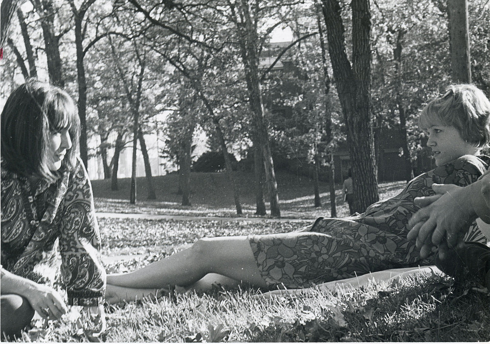 Jean Fyfe'68 and Mandy Sessel Legare'68 on campus during the Beloit Plan era.