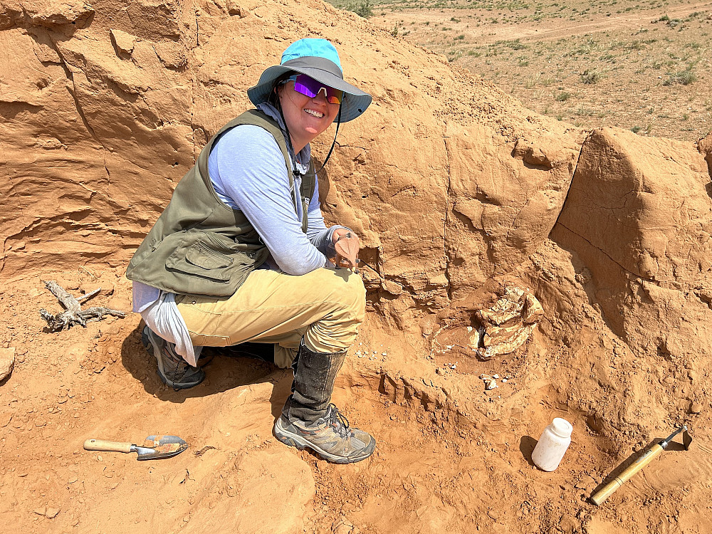 Kiernyn Orne-Adams '16 poses with a Protoceratops skull (and its toy likeness) in the Gobi Desert.