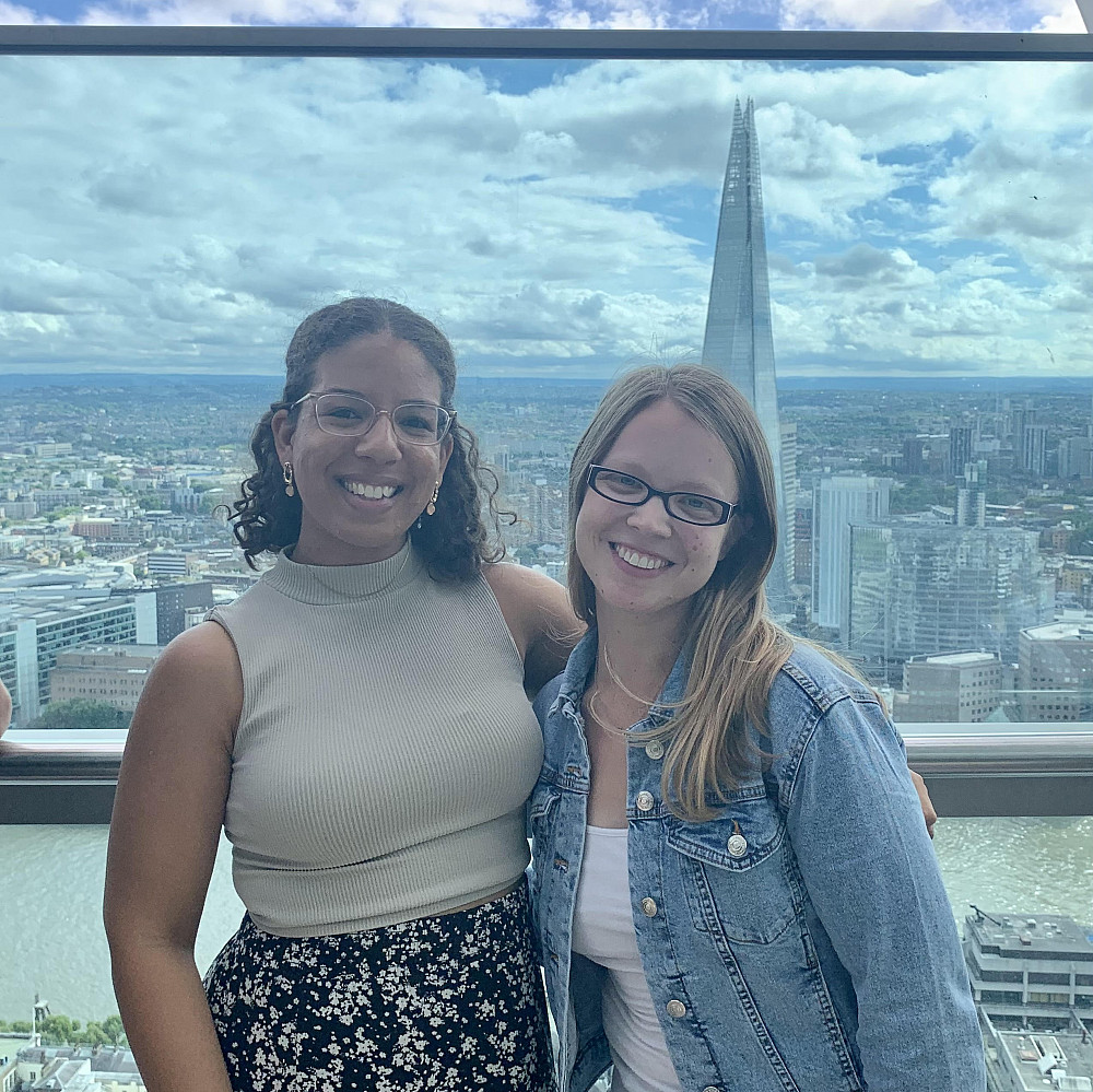 Nyasha Nyamhondoro'17 and Meredith Shimek'17 Nyasha Nyamhondoro'17 and Meredith Shimek'17 meeting in London.