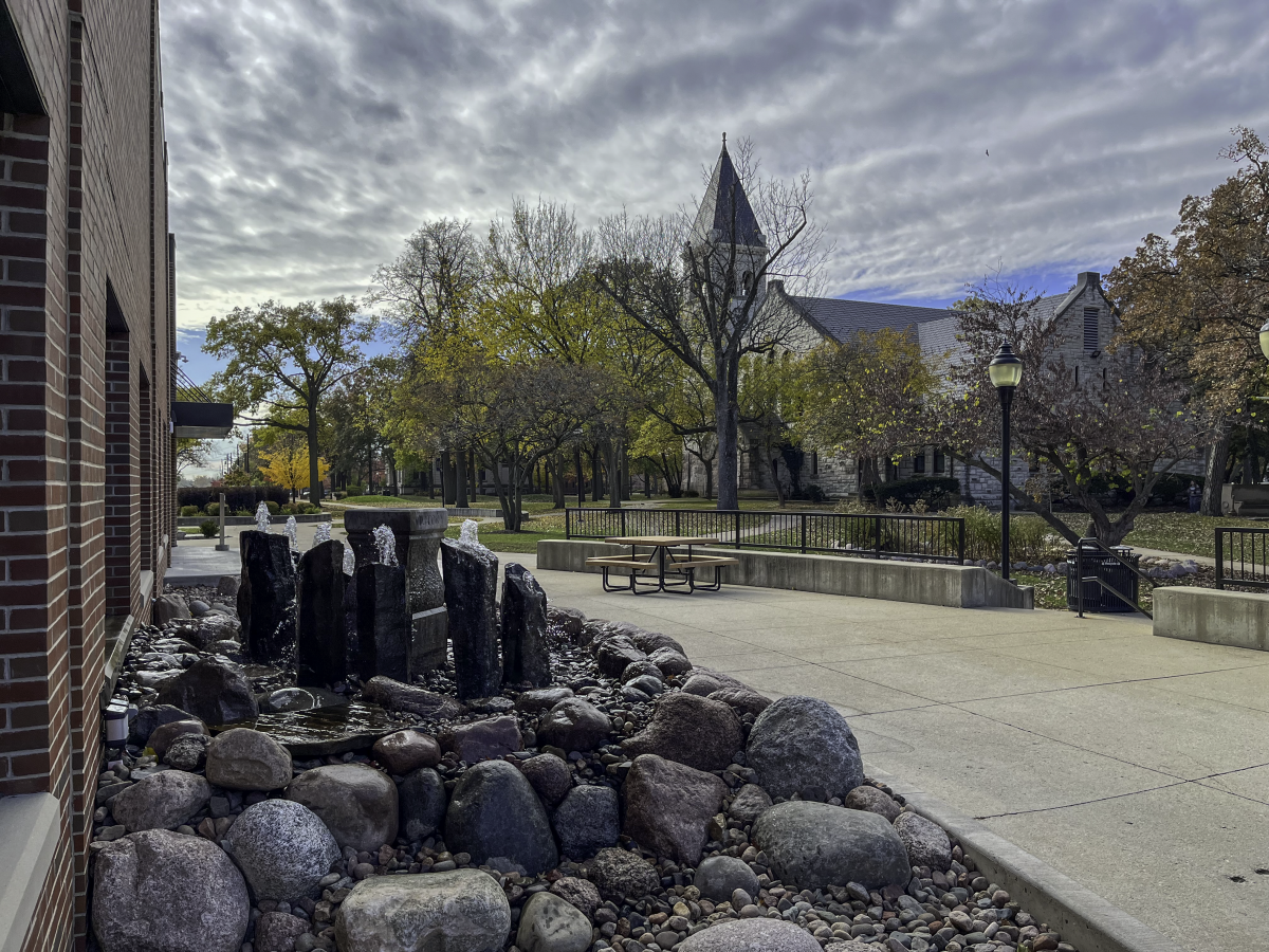 The Class of 1919 Victory Fountain outside Morse Library in 2025.
