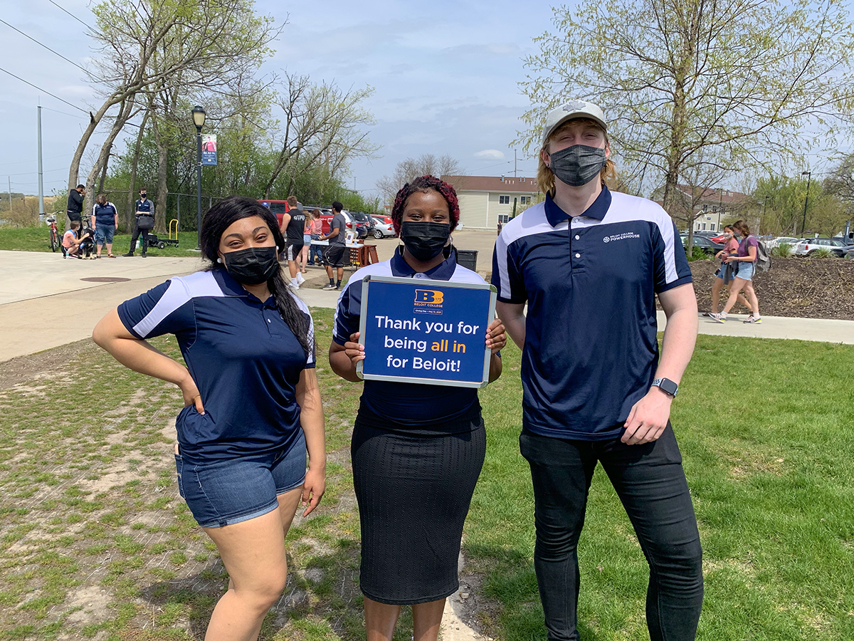 Students show their gratitude for the financial support of alumni and friends.