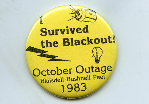 Button reading Survived the Blackout! from the October 1983 power outage in Blaisdell, Bushnell, and Peet.