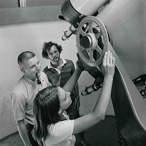 Professor Dan Schroeder '55 and two students with a telescope.