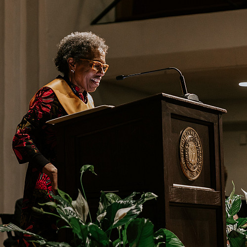 Leah Burns'72