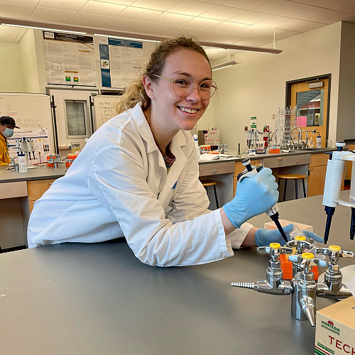 Sasha Murphy'24 in the chemistry lab